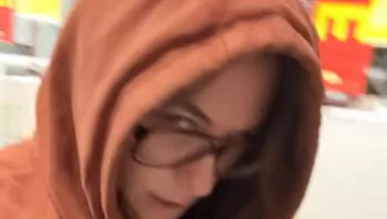 הזמרת ניסתה להסוות את עצמה בציבור - ללא הצלחה