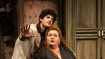 המחזה מלא האנושיות הזה מהדהד בצופים גם זמן רב לאחר סיומו