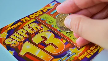 מתנה שלא תישכח: קיבלה זר של כרטיסי לוטו - וזכתה באלפי דולרים