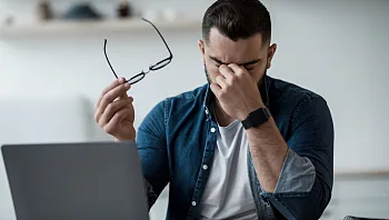 כאב ראש שמתחיל בעיניים: מתי זו עייפות – ומתי נדרש בירור רפואי?