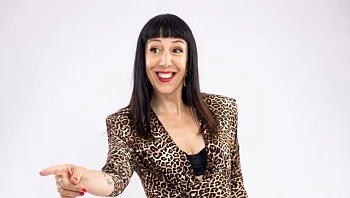 "להיות זבוב על קיר בשיחת נשים": הקומיקאית האהובה לא עוצרת