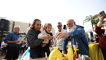 קבלת שבת אחרונה בכיכר החטופים: "רני הוחזר ופתאום אפשר לנשום"