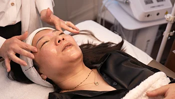 טג'ין קים-דורון בטיפול פנים מפנק עם שיר אלמליח