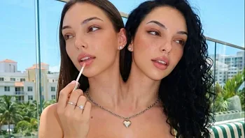 חולקות גוף אחד: חשבון הטיקטוק החדש שגרם לאנשים לעצור