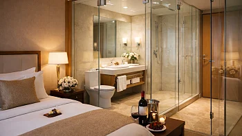 רק השירותים שקופים: איך המלונות גורמים לנו לשלם יותר