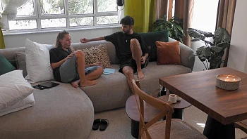 רום משתף את דניאלה בתחושות שלו: "הייתי רוצה שתוכלי לדבר איתי"