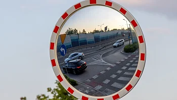 הזיזה מראת רחוב בגלל פאנג שוואי - וגרמה לשרשרת של תאונות דרכים