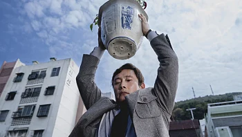 גם כוכב "משחק הדיונון" לא מציל את הסאטירה הזו מחוסר האחידות שלה