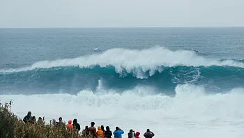 עמדו על קצה צוק כדי להצטלם - וגל ענק כמעט הרג אותם