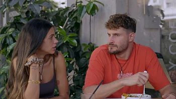 רז עוקץ את גבי - והיא מתעצבנת: הוא זורק לי מלא עקיצות על רועי"