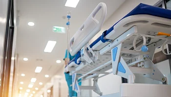 אחות בבי"ח בגוש דן נעצרה בחשד להתעללות בפעוט שאושפז במקום