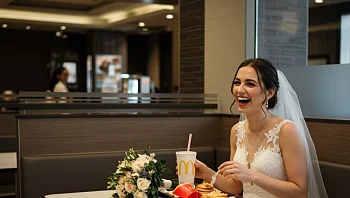 סגירת מעגל: הזוג שהכיר בסניף של מקדונלד'ס - ובחר להתחתן בו