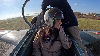 אדרנלין בשמיים: הזוג שטס במטוס קרב למתנת יום הולדת