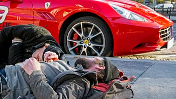 הנוסעים בכביש היו בהלם: נהג הפרארי התגלה כהומלס