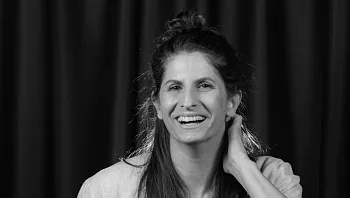 "שחקנים יצרו מחזות שלמים מאפס על בסיס מילה אחת. זה הבעיר בי אש"