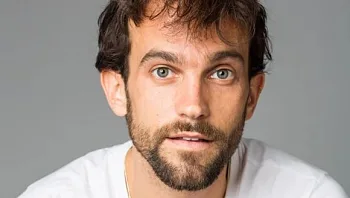 "שיחקתי בחו"ל בהצגה על חרדים. ציירו על האמא קרניים ועיניים"