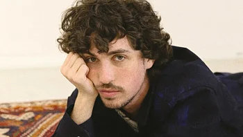 איך מתמודדים בקלילות עם קושי בזוגיות? למוזיקאי הזה יש רעיון