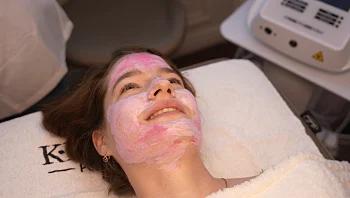 אלה דשבסקה בטיפול פנים מפנק עם שיר אלמליח