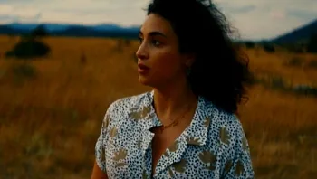 המלצה לסרט "המלכה האם" - דרמה קומית משפחתית שוברת מוסכמות ומרגשת