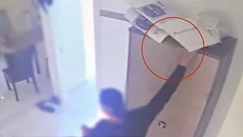 נתפס במצלמות: שוטר שתל סכין במהלך חיפוש בבית עסק ביבנה