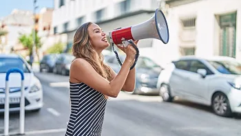 האישה שקיללה שכנים עם מגפון כדרך קבע והעונש המפתיע