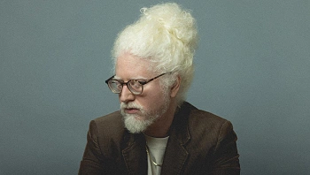 אחרי מותו של אביו: האמן המוערך פותח את הלב באלבום חדש