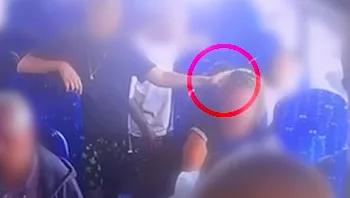 תיעוד: קטין הצית את שיערה של אישה באוטובוס בנתניה - ונעצר