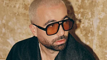 עומר אדם שר באלבומו החדש על העושר שלו. התקדמות גדולה עבורו