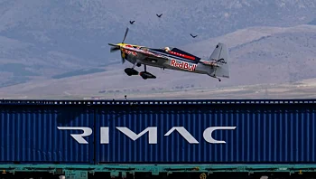 הטייס שנחת על רכבת נוסעת ושבר את גבולות ההיגיון