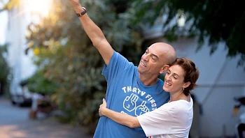 הסרט הזה מלא בלב ובאופטימיות, אך חסר בו דיוק שרק היה מרים לו