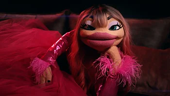 הזמרת שמסתתרת מאחורי בובה: "מוציאה ממני צדדים לא מנומסים"