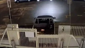 גבר פגע עם רכבו בשערי בית כנסת באוסטרליה - והואשם בפשע שנאה