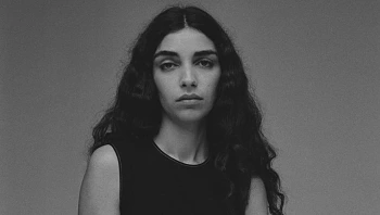 אלבום הביכורים של הזמרת המוערכת משלב בין אופטימיות ומלנכוליה