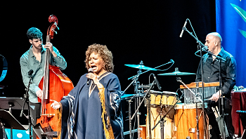 המחווה לזמרת האגדית ריגש את הקהל, שהתמסר לזמרת שמולו