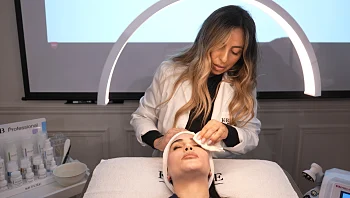 בואו לצפות בשיר אלמליח מתפנקת בטיפול פנים