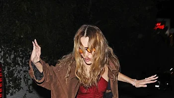 על הפנים: בלה חדיד כמעט התרסקה מול המצלמות