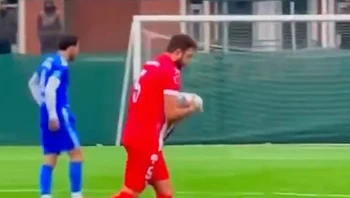 מוגזם: השוער בעט כדור שהפיל שחף - שחקן אחר עשה לו החייאה