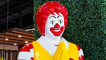 לזה היא לא ציפתה: האישה שגילתה שהיא הופכת לסבתא כשהיא מחופשת לליצן