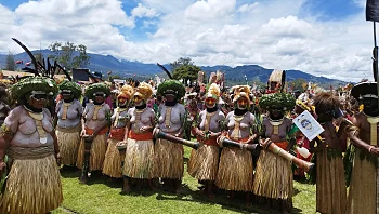 לבוש מלכות ועטרת זהב: מסע עולמי בעקבות תלבושות ותחפושות