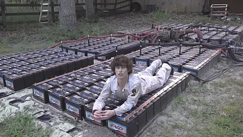 חיבר 400 מצברים יחד - והתוצאה המפתיעה שהציתה את הרשתות