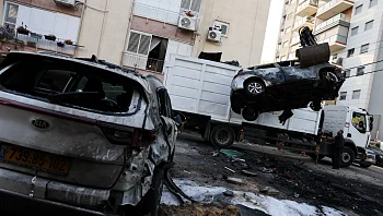 נמשכים השיגורים מאיראן: 12 פצועים ונזק בזירות נפילה בגוש דן