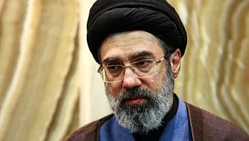 איראן הודיעה רשמית: בנו של חמינאי נבחר למנהיג העליון