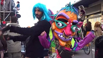 מסיבת האזעקות: החוגגים שמבלים ברקע שיגורי הטילים לישראל