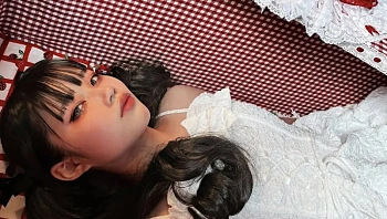 "גורם לך להרגיש חי": הטרנד שגורם לאנשים להיכנס לארונות קבורה