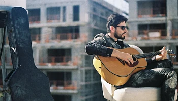 "עפים עליי טילים": היוצר שמציג את החיים במציאות הישראלית