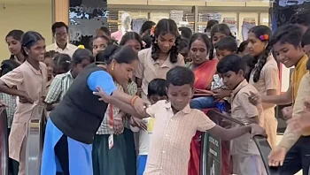 צפו: כך הגיבו הילדים שפגשו מדרגות נעות לראשונה בחייהם