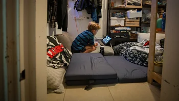 לימודים בזום: הפתרון החינוכי, או הסיוט של ההורים במלחמה?