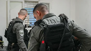 סמים קשים ונשקים: 8 קטינים נעצרו בפשיטה על דירה בדרום ת"א