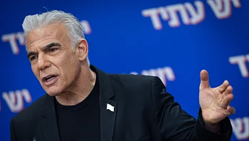 לפיד: "אסור שהמלחמה תסתיים בהחלפת חמינאי אחד באחר"