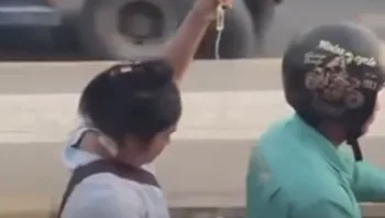 האישה שהפכה אופנוע לאמבולנס מאולתר לגורים ושברה את הרשת